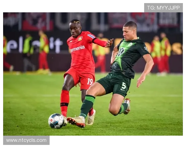 多特蒙德与勒沃库森激战正酣 谁能在德甲巅峰对决中笑傲群雄 多特蒙德与勒沃库森激战正酣 谁能在德甲巅峰对决中笑傲群雄